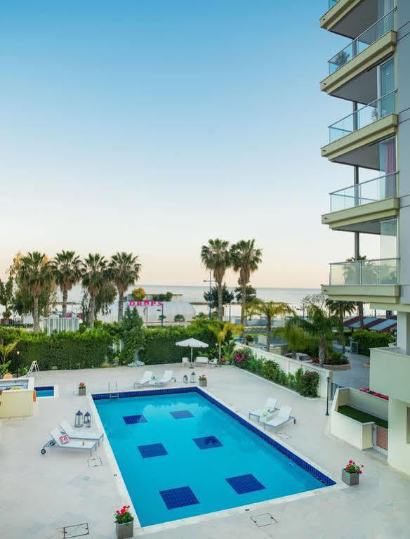 Zavos Marathon Beach Apartments Limasol Buitenkant foto